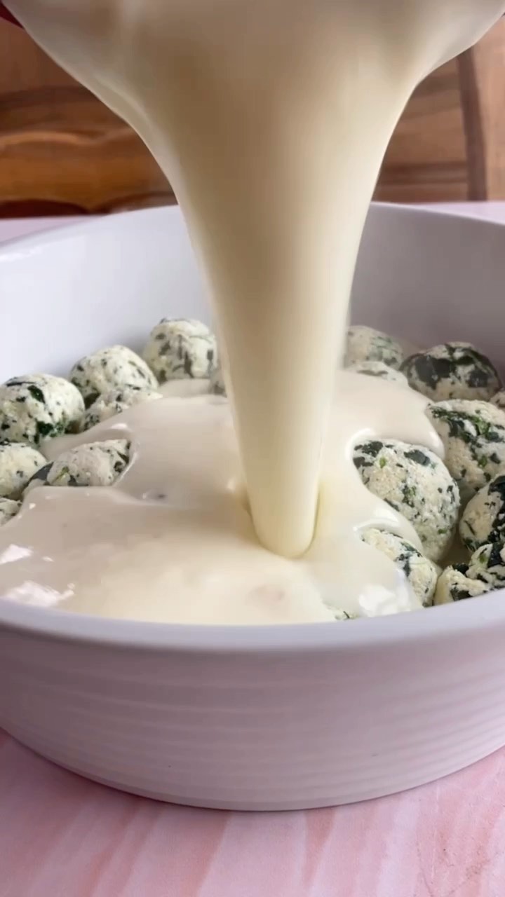 Fotografia de la receta de Malfattis con salsa blanca ( bechamel)